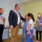 Monsieur le Maire et son adjoint aux côtés des enfants
